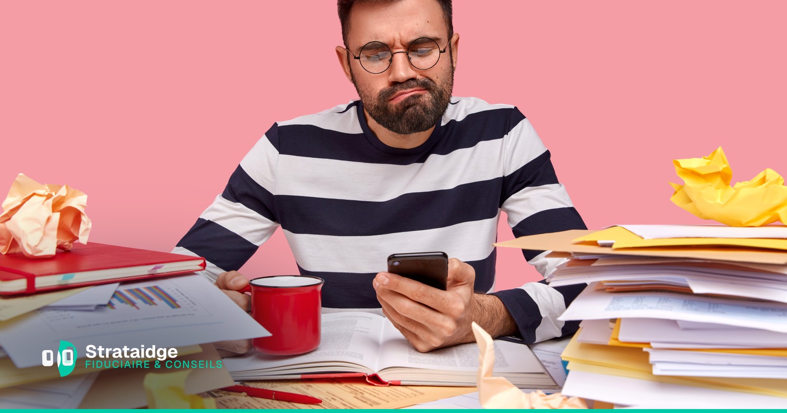 Indépendant perplexe devant ses piles de justificatifs, signature Strataidge Fiduciaire & Conseils